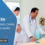 Tả bác sĩ đang chăm sóc bệnh nhân