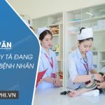 Tả một cô y tá đang chăm sóc bệnh nhân